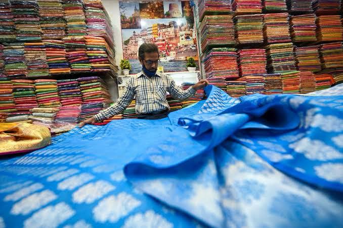Weaving Banarasi silk saree