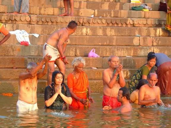 Morning rituals on ghats